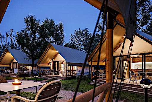 Zelt-Lodge im Lodgezelt-Dorf auf Camping Barricata an der Adria in Italien