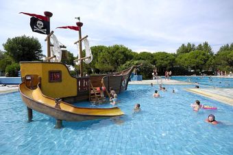 Camping Ca' Savio, Kinderpool mit Piratenschiff - Italien, Adria, Cavallino
