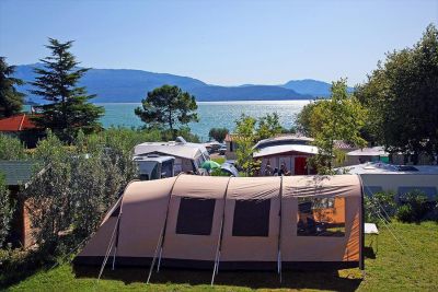 Stellplätze mit Blick auf den Gardasee, Camping Onda Blu, Manerba del Garda