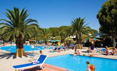 Pool mit Palmen, Camping Mareblu, Toskana
