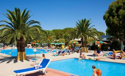 Pool mit Palmen, Camping Mareblu, Toskana
