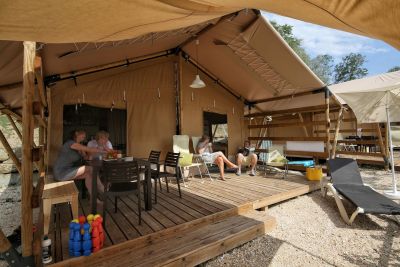 Camping Norcenni Girasole Club, Toskana: Safarizelt mit Bad